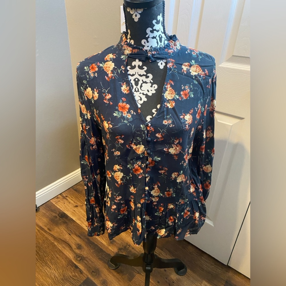 🔥3 for $10🔥 Hem & Thread Navy Floral Peplum Top Size Large
